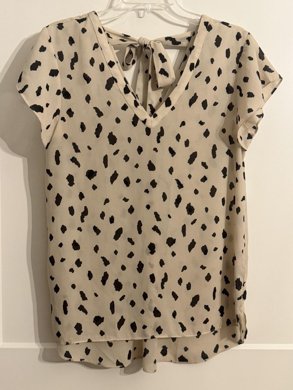 Everleigh Tunic Top Sz S Beige Animal Print V Neck Tie Back Short Sleeve Office